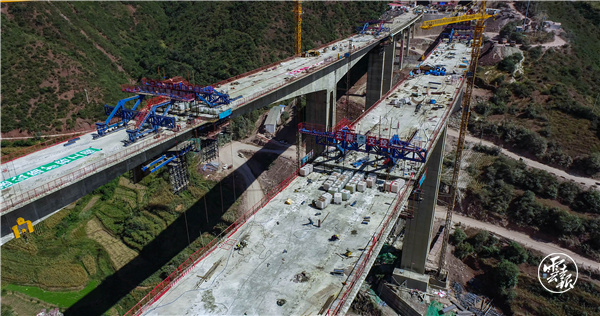 新楚大高速公路兩大控制性工程取得突破 力爭年底實現全線貫通