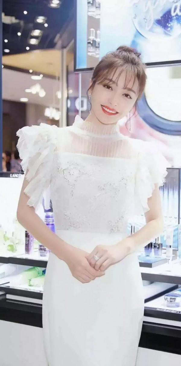 美豔絕倫的秦嵐