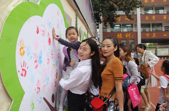 學校要求小學生佩戴“綠領巾”，引發網路討論熱潮，校方進行回應