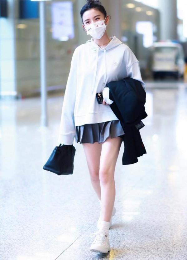 宋祖兒的“筷子腿”真絕了，穿百褶裙魅力滿滿，休閒裝也有優雅感