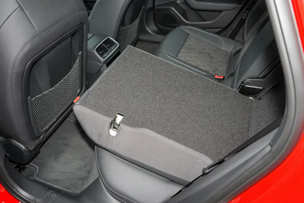 配6缸發動機可4.5秒破百，車長4954mm，真的是“西裝暴徒”？