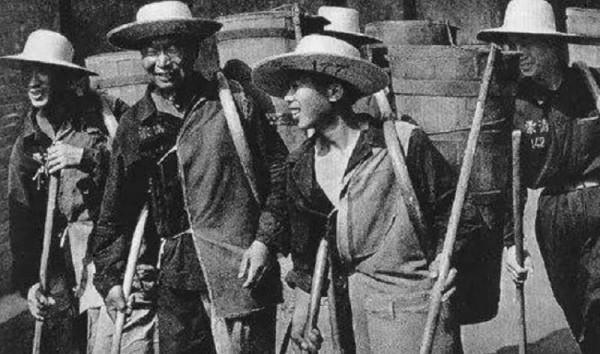 北平“糞霸”有多壕？於德順獨佔36條糞道，擁有100餘套房產