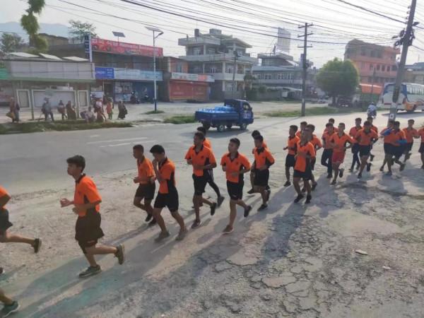 前往博卡拉的路上可真熱鬧 前往博卡拉的路上可真熱鬧