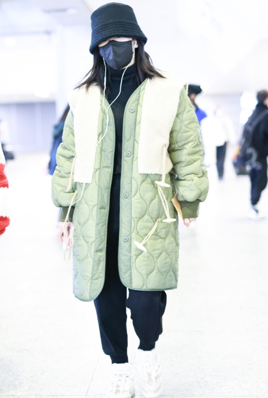 &OpenCurlyDoubleQuote;謝娜&rdquo;的衣品終於逆襲！穿牛油果綠棉服配運動褲，減齡如同18歲