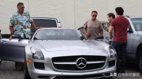 明星座駕潛規則：1.6米潘長江開路虎，1.9米巨石強森卻開法拉利