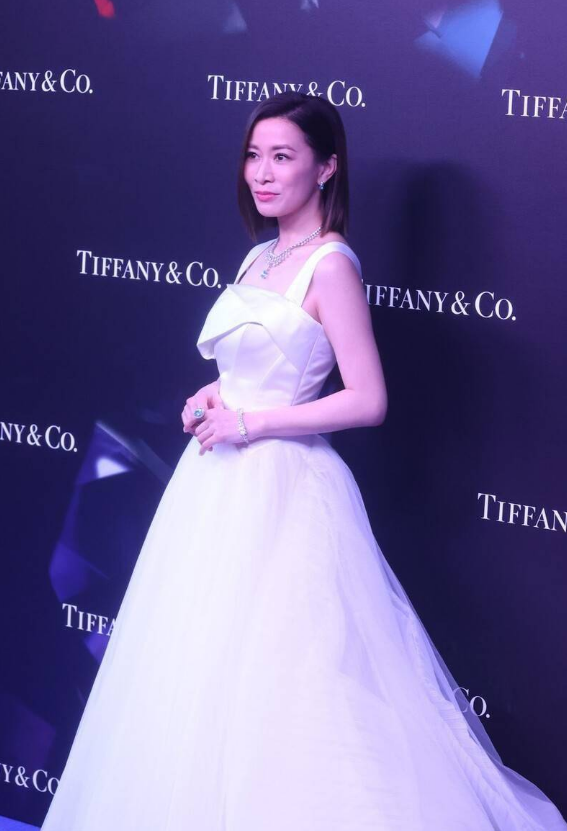 75年的佘詩曼氣質卓越，一襲白色連衣裙清新減齡，歲月對她太溫柔