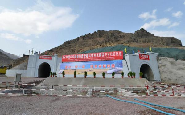 34億大單，美歐無人敢接？中國霸氣承諾，900天修成世界最難鐵路