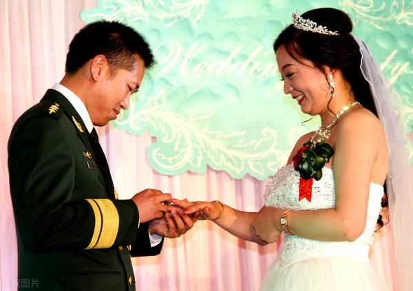 軍人復員後獲得的轉業費、住房補貼及公積金,前妻有權要求分割 軍人復員後獲得的轉業費、住房補貼及公積金,前妻有權要求分割