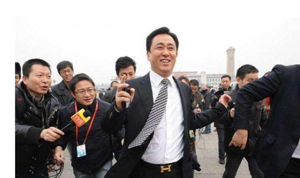 信達入駐，恆大或迎轉機，許家印會步張近東後塵嗎？