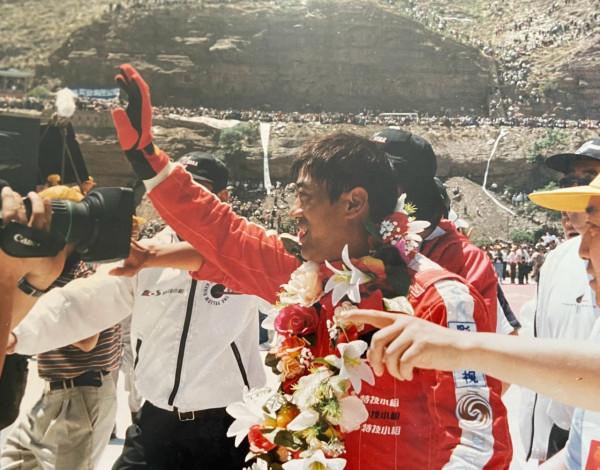 飛躍黃河的柯受良，50歲去世後，為何200多位明星為他籌款下葬？