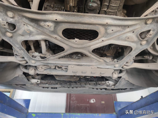 奧迪A6L四年貶值18萬，檢測師看了眼車頭就知道這輛車不簡單