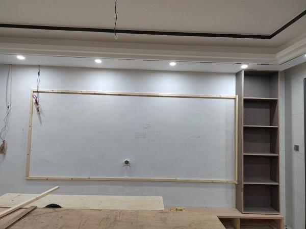 背景牆藏光酒格現場木工製作如下圖