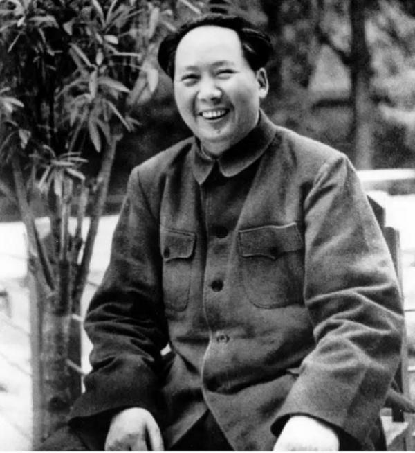 重慶談判時，每天抽50支菸的毛主席，被蔣介石評價：毛此人不可輕視