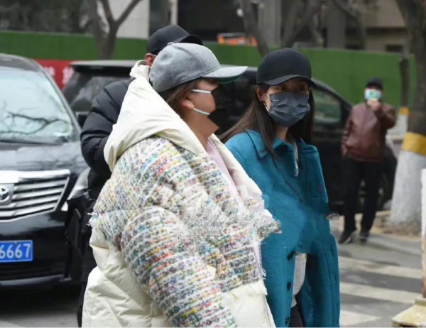 春晚私服比拼：趙麗穎千元夾克可愛減齡，張小斐萬元大衣輸給宋茜