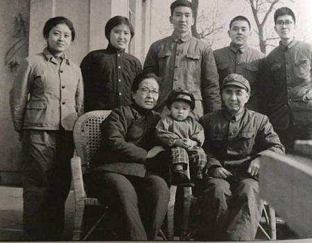 他是原北京軍區司令，42歲授上將，64歲任副總參謀長，長子是少將