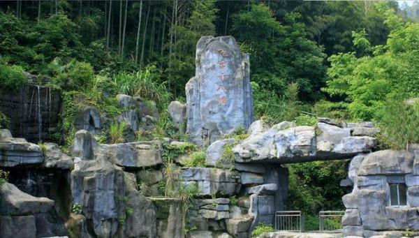 湖北一定要去的景區，常年煙霧繚繞，峰頂聳入雲表