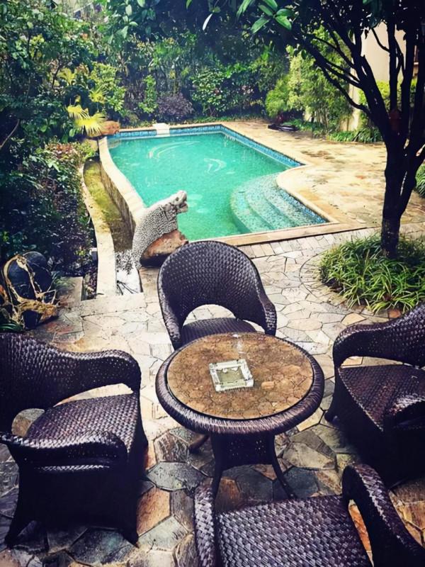 閨蜜北京四環的千萬別墅，帶花園游泳池，霸氣十足，讓人羨慕