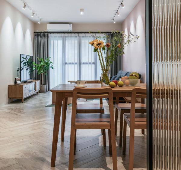 她堅持不要電視牆，全屋敞亮通透，效果驚豔讓人一眼就愛上