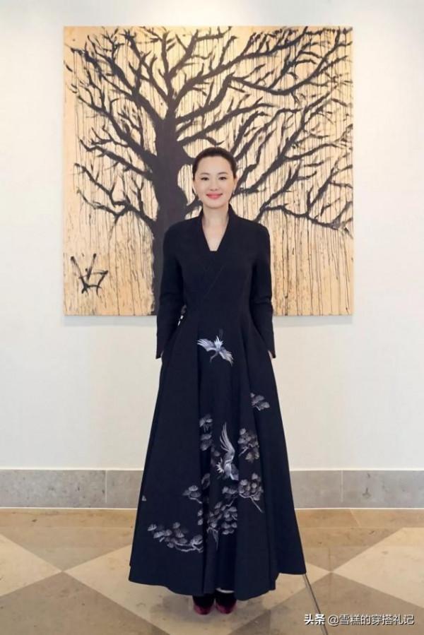 有肚子的女人放棄&OpenCurlyDoubleQuote;塞衣角&rdquo;吧！瞧詠梅的藏腹穿法，顯瘦又時髦