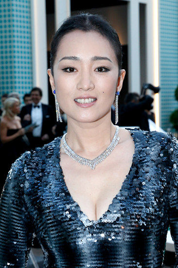 鞏俐近照曝光，身材緊緻無贅肉，滿頭銀髮煙燻妝