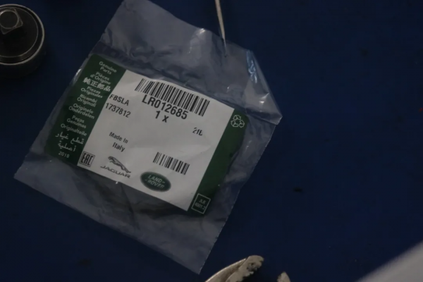 翻新一輛“破爛不堪”的路虎攬勝，匠心修復，滿血復活變新車