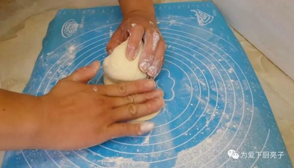 自制蔥油餅的做法，鍋裡一烙，柔軟勁道不油膩，比手抓餅好吃