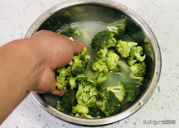 炒西藍花最忌焯水，老師傅教你一招，出鍋鮮嫩翠綠，營養還入味