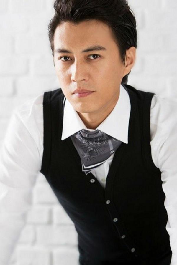 靳東說出道時沒王寶強帥，本以為是玩笑話，看到舊照後：打擾了