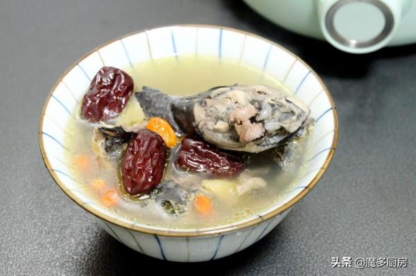 天氣寒冷身體虛弱，來一碗鮮美的紅棗烏雞湯吧！湯鮮味美做法簡單