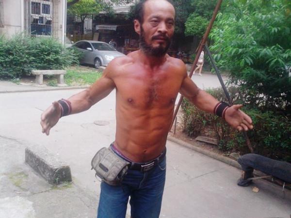 為供兩個女兒上學,每天背5卡車貨物的“板車哥”,後來過得怎樣 為供兩個女兒上學,每天背5卡車貨物的“板車哥”,後來過得怎樣