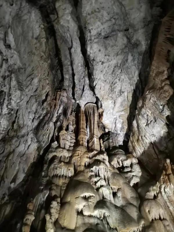 貴州織金洞裡的鐘乳石美極了