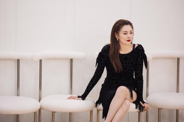 戀愛後的張雨綺也太粉嫩了！穿泡泡袖連衣裙，簡直就是人間水蜜桃