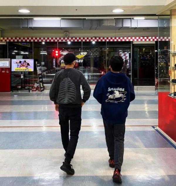 林志穎曬與大兒子Kimi合影，身高與父親已相差無幾