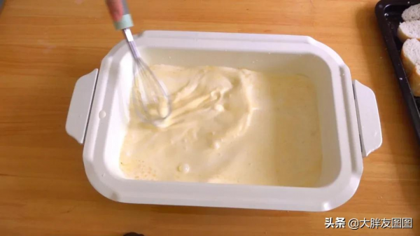 本以為是盤煎豆腐，試了一口，是麵包做的，軟嫩嫩超好吃