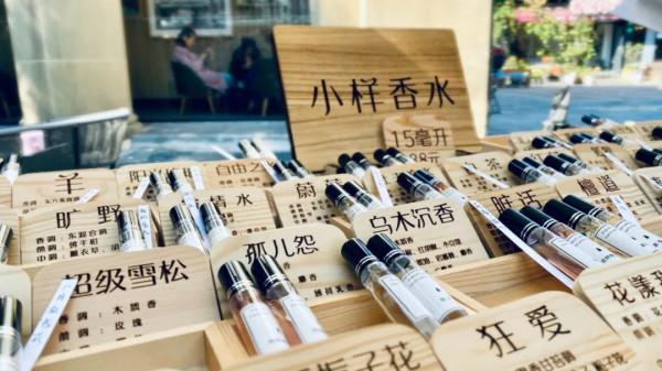 泰晤士小鎮辦起了集市