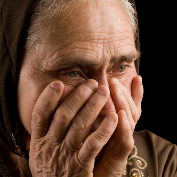 老人有錢晚年就會幸福嗎？70歲阿姨：退休金9千，卻過得苦不堪言