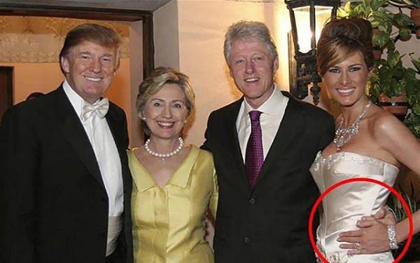 2005年，克林頓參加特朗普婚禮，和新郎新娘拍下一張親密合影