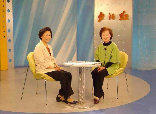 2002年，央視美女主持，在餐廳接電話意外身亡，只因推錯了一扇門