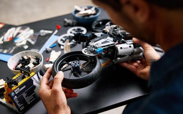 樂高推出全新寶馬M1000RR元件 2000配件超細節還原