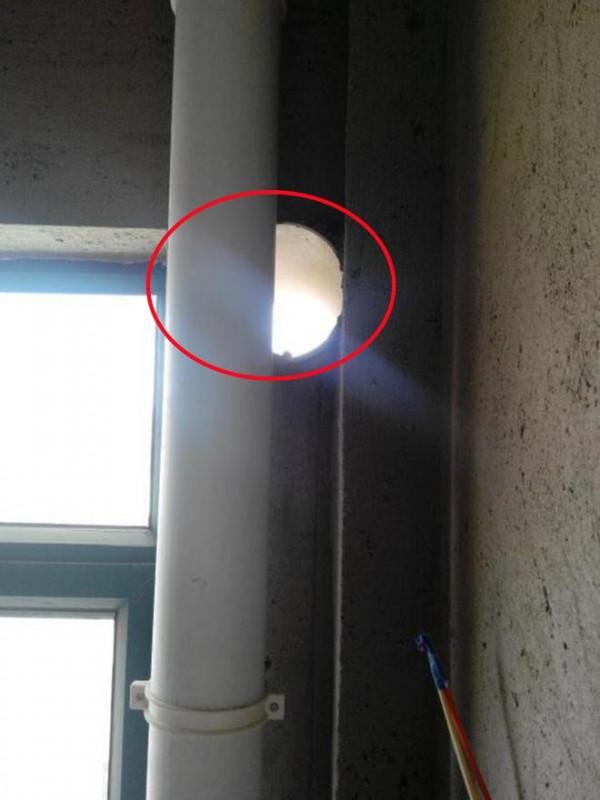 廚房“翻車現場”,煙道口旁多了一根下水管,妨礙我裝止逆閥 廚房“翻車現場”,煙道口旁多了一根下水管,妨礙我裝止逆閥