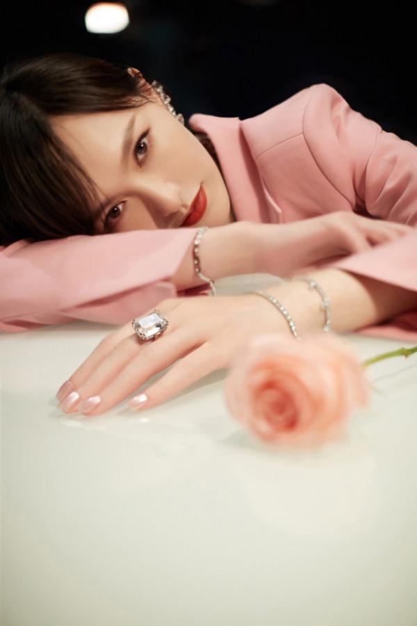 唐嫣看秀造型徹底封神!穿粉西裝盡顯央視範,塗烈焰紅唇才真開掛 唐嫣看秀造型徹底封神!穿粉西裝盡顯央視範,塗烈焰紅唇才真開掛