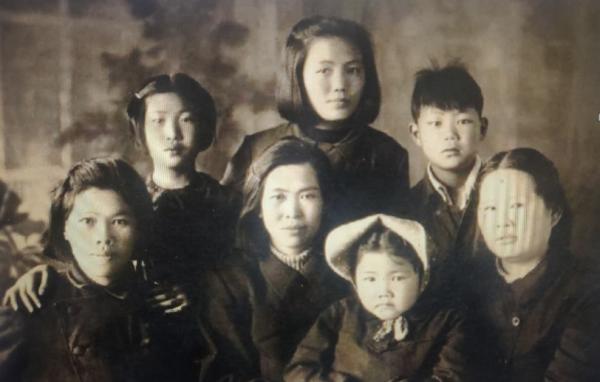 毛主席百年誕辰，記者拿著一箱子找到李敏：這是你媽媽讓交給你的