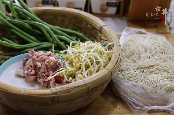 滷麵不香，湯麵麻煩，學會面條這做法，飯菜一鍋出，冷熱都好吃