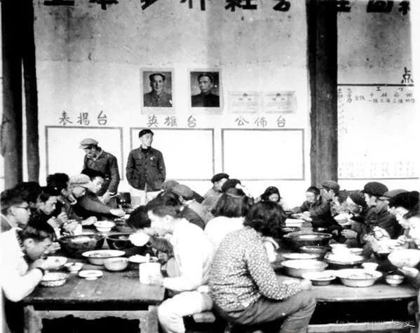 50年代集體時期吃大鍋飯的老照片，吃飯不花錢努力搞生產