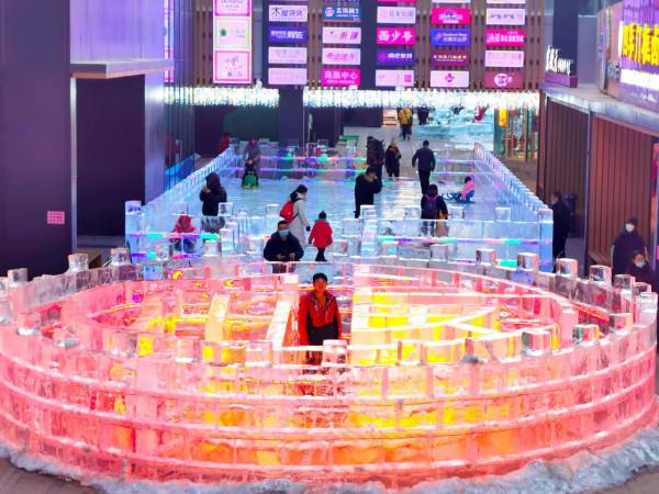 不用去龍慶峽，北京四環邊就藏著免費冰燈展，還有炫酷的冰迷宮