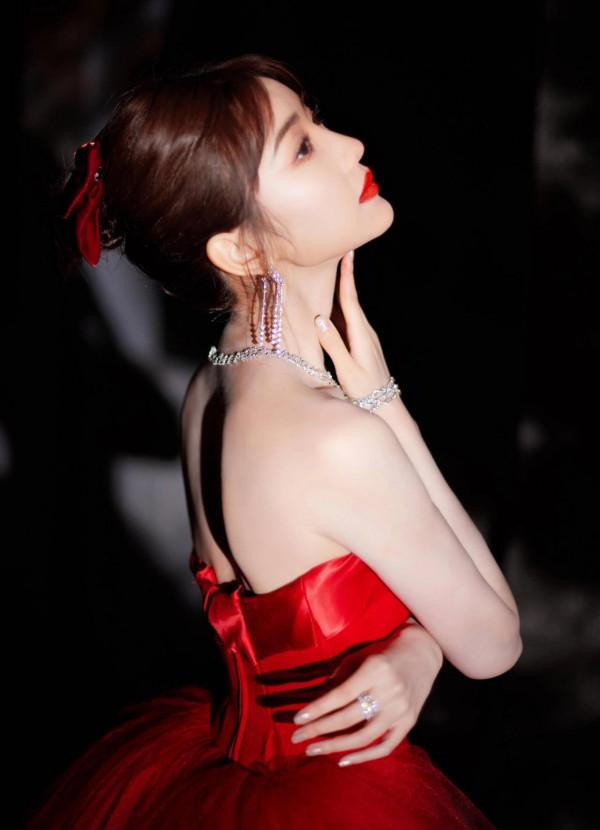 毛曉彤可以是甜美可愛的鄰家妹妹,也可以是主宰舞臺的霸氣女王 毛曉彤可以是甜美可愛的鄰家妹妹,也可以是主宰舞臺的霸氣女王