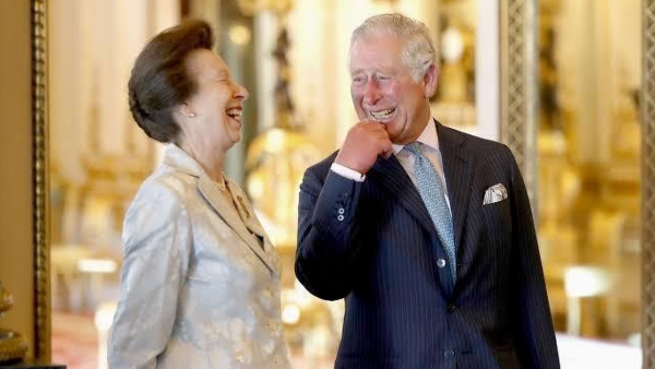 查爾斯也有柔情的一面:4歲託著妹妹爬窗戶,70歲還幫她整理帽子 查爾斯也有柔情的一面:4歲託著妹妹爬窗戶,70歲還幫她整理帽子