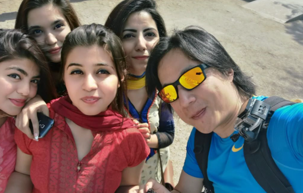 中國小夥娶巴基斯坦富商女兒，談婚論嫁時，岳父直接送一條商業街