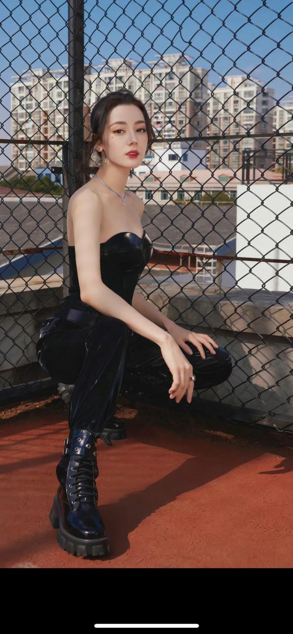 粉絲有福了，娜扎熱巴楊冪黑色皮衣造型亮相，楊冪最後大圖太亮眼