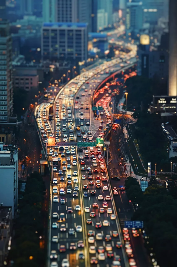 破舊市井裡，卻藏著煙火氣的院子生活